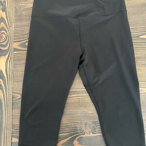 Zyia black capri leggings